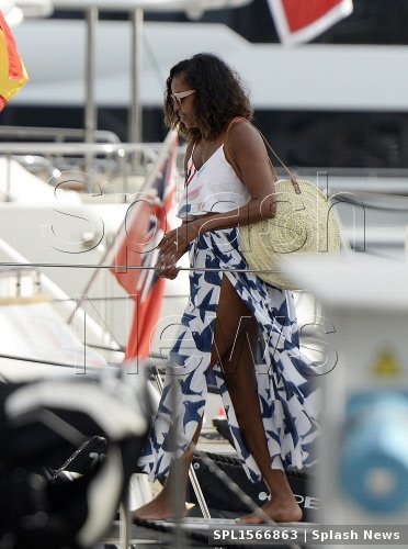 Μια άλλη Μισέλ Ομπάμα: Με σκίσιμο στη φούστα ως τον... αφαλό και συμπεριφορά χολιγουντιανής σταρ [εικόνες] | iefimerida.gr 1