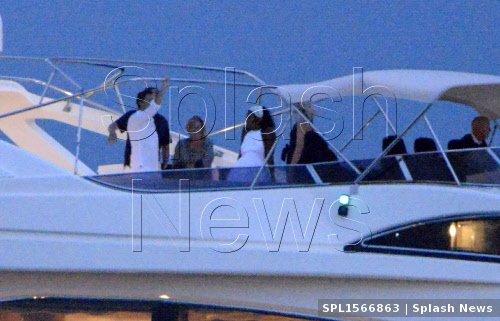 Μια άλλη Μισέλ Ομπάμα: Με σκίσιμο στη φούστα ως τον... αφαλό και συμπεριφορά χολιγουντιανής σταρ [εικόνες] | iefimerida.gr 2