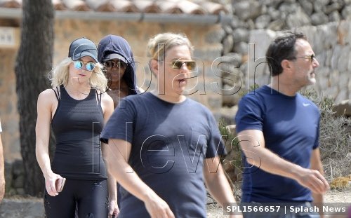 Μια άλλη Μισέλ Ομπάμα: Με σκίσιμο στη φούστα ως τον... αφαλό και συμπεριφορά χολιγουντιανής σταρ [εικόνες] | iefimerida.gr 5