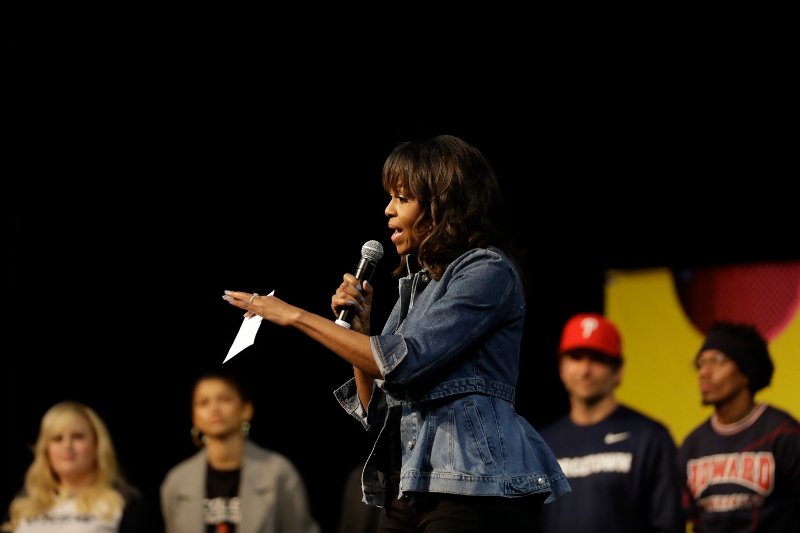 Η ανατρεπτική, κουλ, εμφάνιση της Μισέλ Ομπάμα -Ετσι ανέβηκε στο βήμα να μιλήσει [εικόνες] | iefimerida.gr 2