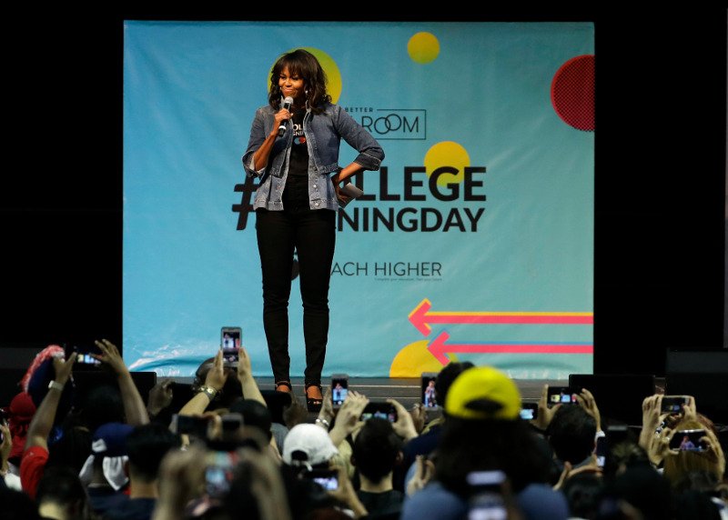 Η ανατρεπτική, κουλ, εμφάνιση της Μισέλ Ομπάμα -Ετσι ανέβηκε στο βήμα να μιλήσει [εικόνες] | iefimerida.gr 1