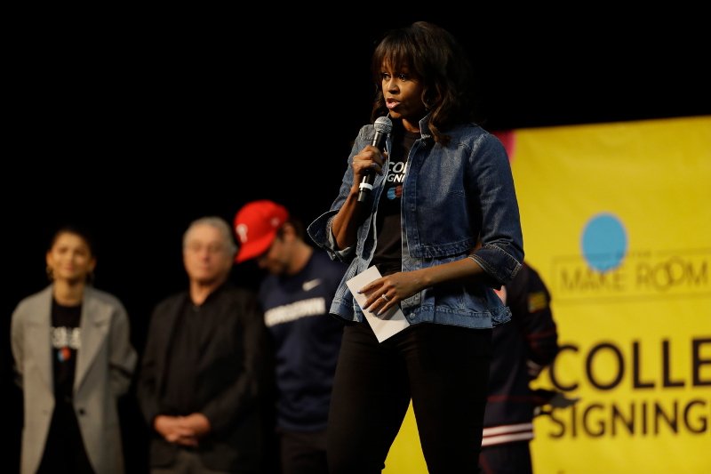 Η ανατρεπτική, κουλ, εμφάνιση της Μισέλ Ομπάμα -Ετσι ανέβηκε στο βήμα να μιλήσει [εικόνες] | iefimerida.gr 0