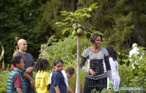 Η Μισέλ Ομπάμα σε ρόλο κηπουρού -Με τσάπα, φτυάρι και τσουγκράνα [εικόνες] | iefimerida.gr 4