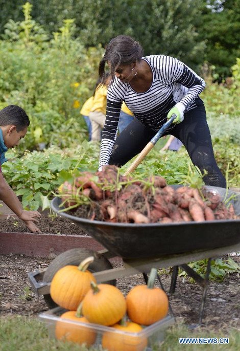 Η Μισέλ Ομπάμα σε ρόλο κηπουρού -Με τσάπα, φτυάρι και τσουγκράνα [εικόνες] | iefimerida.gr 3