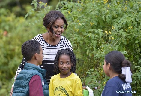 Η Μισέλ Ομπάμα σε ρόλο κηπουρού -Με τσάπα, φτυάρι και τσουγκράνα [εικόνες] | iefimerida.gr 2