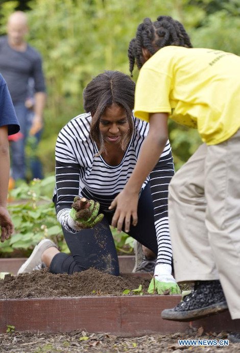 Η Μισέλ Ομπάμα σε ρόλο κηπουρού -Με τσάπα, φτυάρι και τσουγκράνα [εικόνες] | iefimerida.gr 1