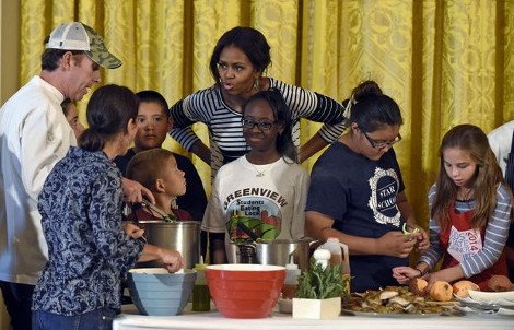 Η Μισέλ Ομπάμα σε ρόλο κηπουρού -Με τσάπα, φτυάρι και τσουγκράνα [εικόνες] | iefimerida.gr 7