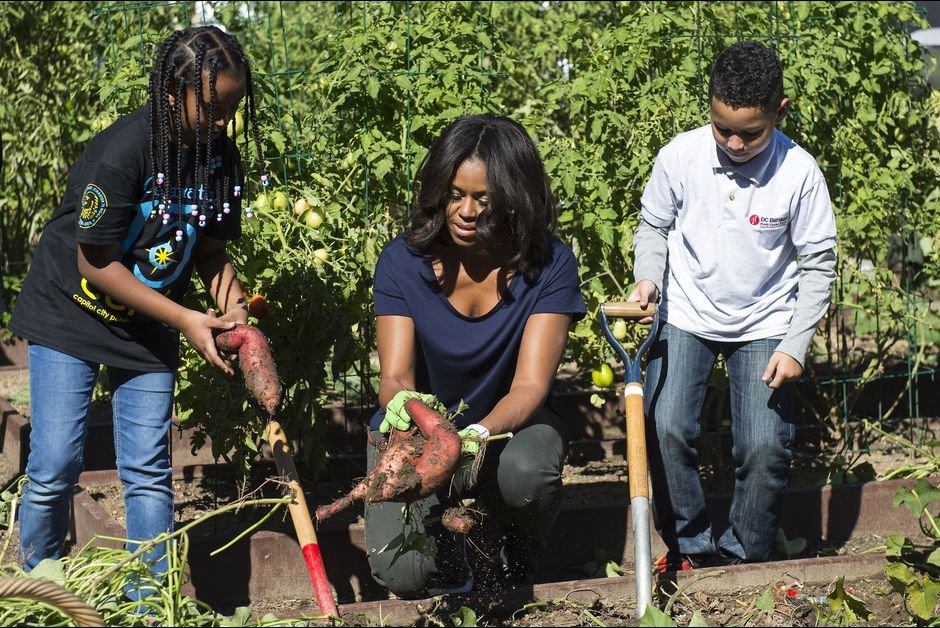 Η Μισέλ Ομπάμα στον κήπο της -Δείχνει στους Αμερικανούς τι να τρώνε [εικόνες] | iefimerida.gr 0