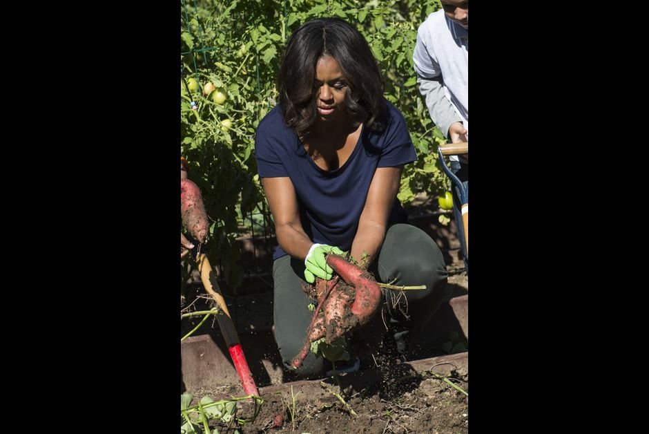 Η Μισέλ Ομπάμα στον κήπο της -Δείχνει στους Αμερικανούς τι να τρώνε [εικόνες] | iefimerida.gr 1
