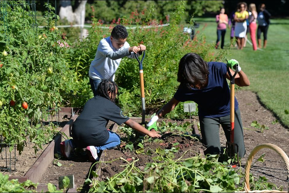 Η Μισέλ Ομπάμα στον κήπο της -Δείχνει στους Αμερικανούς τι να τρώνε [εικόνες] | iefimerida.gr 2