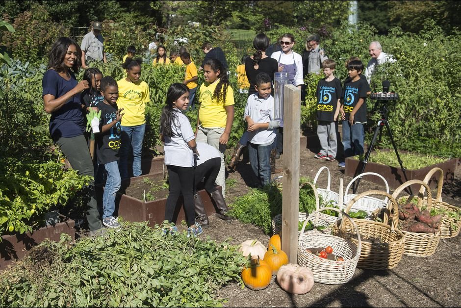 Η Μισέλ Ομπάμα στον κήπο της -Δείχνει στους Αμερικανούς τι να τρώνε [εικόνες] | iefimerida.gr 3