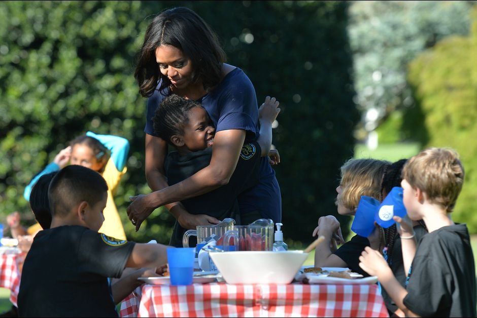 Η Μισέλ Ομπάμα στον κήπο της -Δείχνει στους Αμερικανούς τι να τρώνε [εικόνες] | iefimerida.gr 6