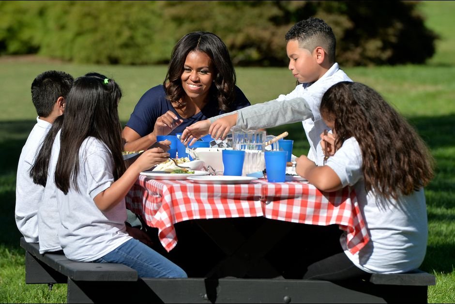 Η Μισέλ Ομπάμα στον κήπο της -Δείχνει στους Αμερικανούς τι να τρώνε [εικόνες] | iefimerida.gr 7
