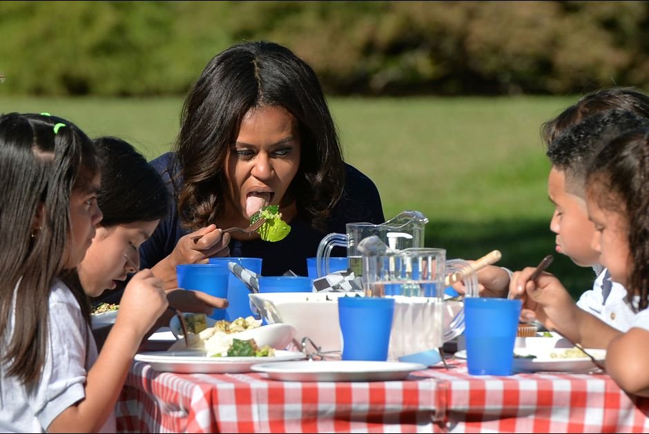 Η Μισέλ Ομπάμα στον κήπο της -Δείχνει στους Αμερικανούς τι να τρώνε [εικόνες] | iefimerida.gr 8