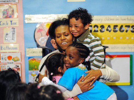 «Fifty and Fabulous»: Η Μισέλ Ομπάμα γιορτάζει τα 50 στο απόγειό της και πλέον κοιτά τη ζωή μετά το Λευκό Οίκο [εικόνες] | iefimerida.gr 6