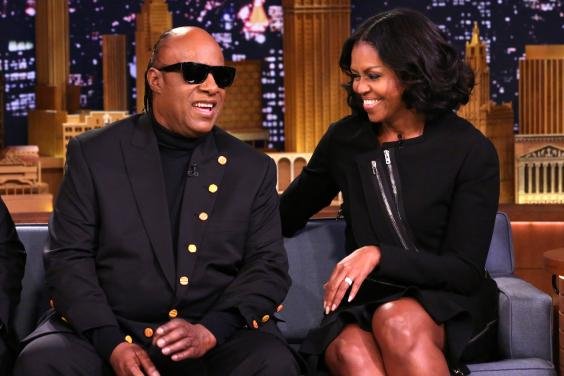 Η συγκίνηση της Μισέλ Ομπάμα όταν ο Στίβι Γουόντερ της τραγουδά «Αγάπη μου Μισέλ» [βίντεο] | iefimerida.gr 0