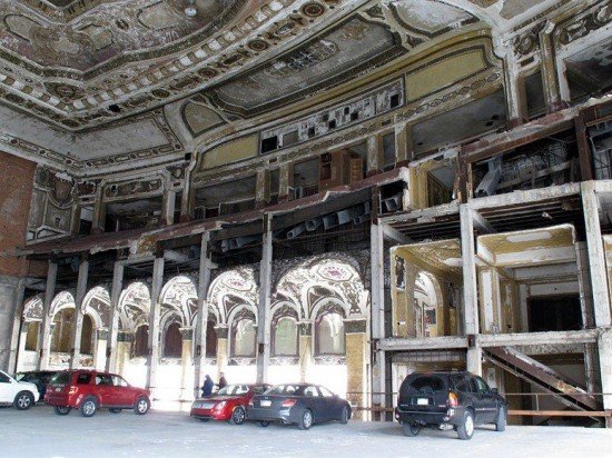 Το πιο φαντασμαγορικό πάρκινγκ αυτοκινήτων -Στα απομεινάρια ενός πάλαι ποτέ αρχιτεκτονικού θαύματος [εικόνες]  | iefimerida.gr 1