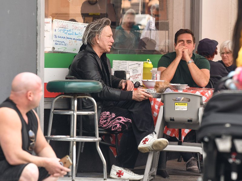 αφού είδε και απόειδε που δεν έτρωγε με το πιρούνι, του έδωσε το πιάτο από αλουμινόχαρτο για να φάει επιτέλους