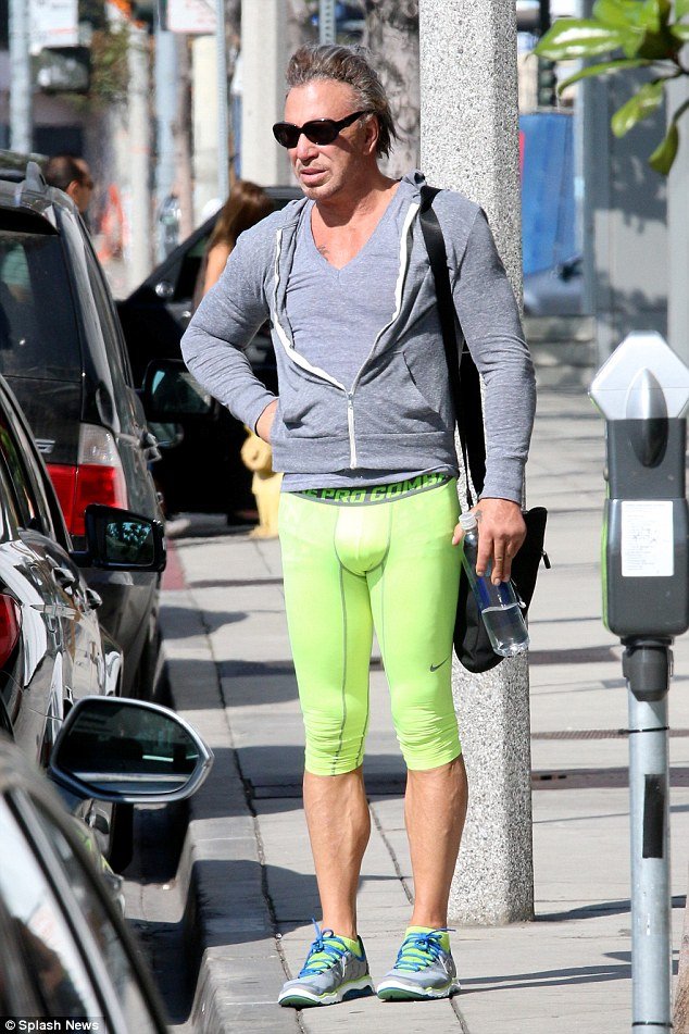 Αγνώριστος ο Μίκι Ρούρκ: Παραμορφωμένο πρόσωπο, αδυνατισμένος και με πράσινο φωσφορούχο κολάν [εικόνες & βίντεο] | iefimerida.gr 0