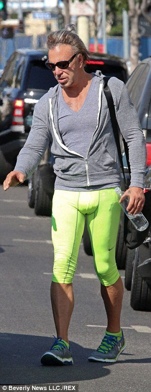 Αγνώριστος ο Μίκι Ρούρκ: Παραμορφωμένο πρόσωπο, αδυνατισμένος και με πράσινο φωσφορούχο κολάν [εικόνες & βίντεο] | iefimerida.gr 1