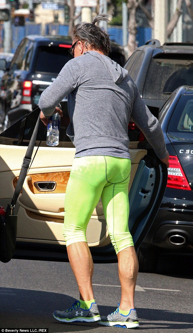 Αγνώριστος ο Μίκι Ρούρκ: Παραμορφωμένο πρόσωπο, αδυνατισμένος και με πράσινο φωσφορούχο κολάν [εικόνες & βίντεο] | iefimerida.gr 2