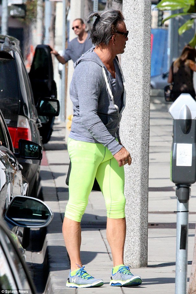 Αγνώριστος ο Μίκι Ρούρκ: Παραμορφωμένο πρόσωπο, αδυνατισμένος και με πράσινο φωσφορούχο κολάν [εικόνες & βίντεο] | iefimerida.gr 3