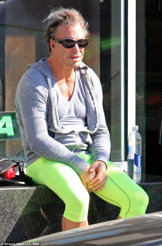 Αγνώριστος ο Μίκι Ρούρκ: Παραμορφωμένο πρόσωπο, αδυνατισμένος και με πράσινο φωσφορούχο κολάν [εικόνες & βίντεο] | iefimerida.gr 4