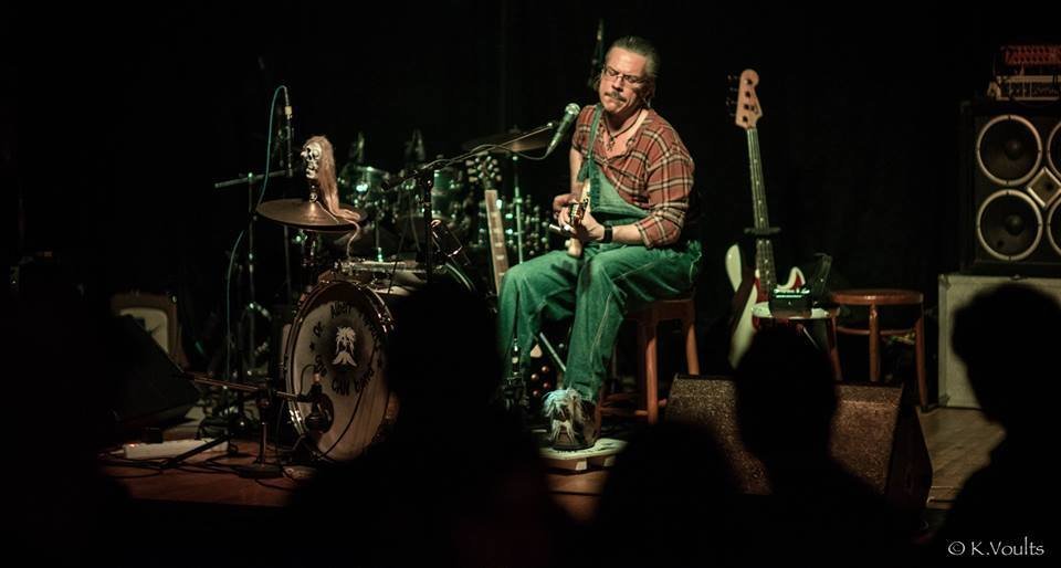 Μια ροκ και τζαζ βραδιά, με μουσική που μιλάει για την κρίση και με έναν καλλιτέχνη-one man μπάντα [εικόνες] | iefimerida.gr 1