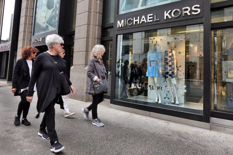 Τέλος οι αληθινές γούνες για τον οίκο Michael Kors - Στα βήματα της Gucci, Armani και Calvin Klein [εικόνες] | iefimerida.gr 1