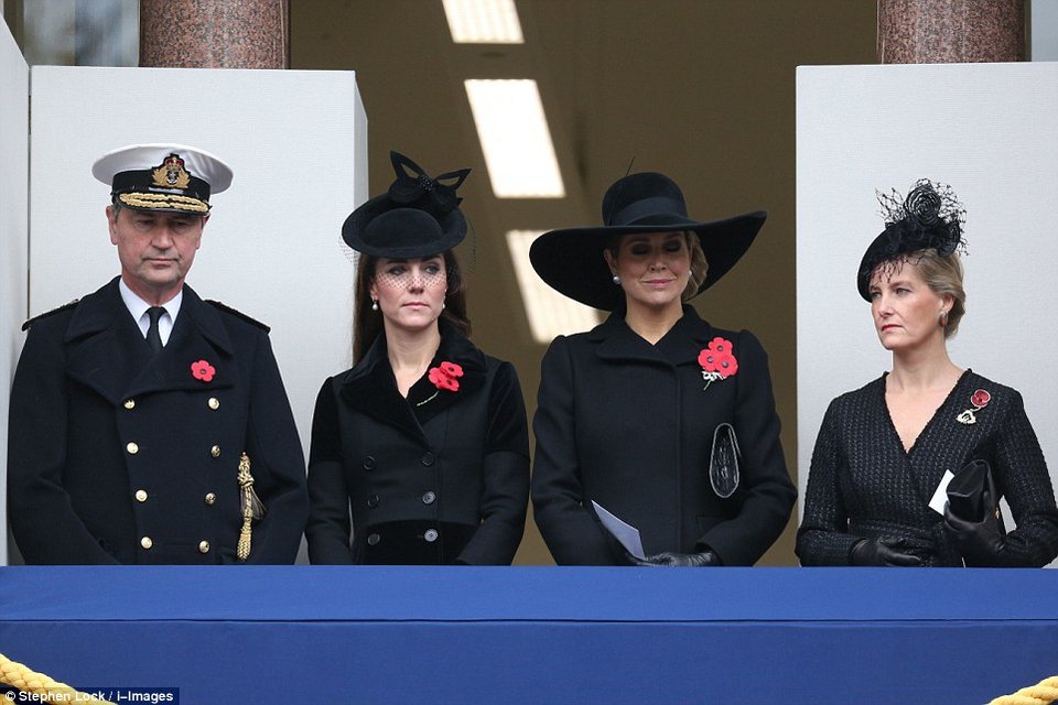 Αντέγραψε και το ύφος της Νταϊάνα: Φόρεσε τα ίδια ρούχα, ήταν σκυθρωπή -«Θλιμμένη πριγκίπισσα» και η Κέιτ Μίντλετον [εικόνες] | iefimerida.gr 1