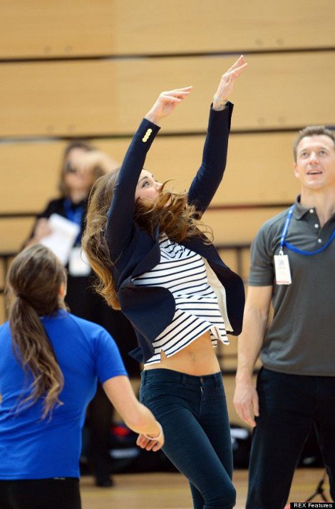 H Κέιτ Μίντλετον τρεις μήνες μετά τη γέννα είναι φέτες και μας δείχνει τους κοιλιακούς της [εικόνες] | iefimerida.gr 0