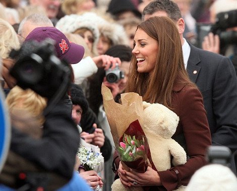 Καρέ-καρέ η στιγμή που η Κέιτ Μίντλετον αποκαλύπτει το φύλο του μωρού της [εικόνες] | iefimerida.gr 5