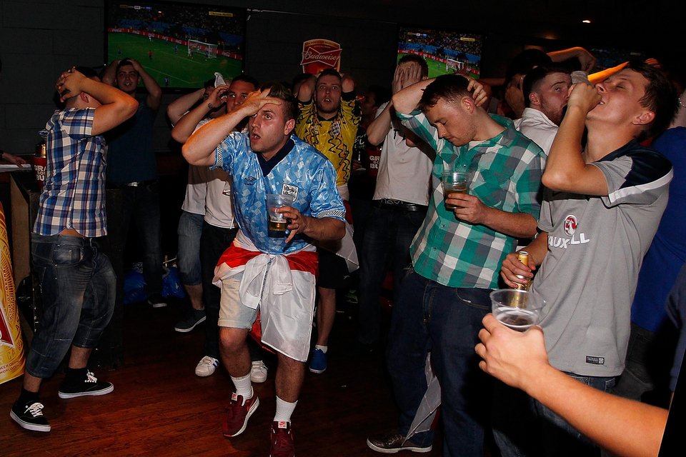 Αυτοί είναι οι πιο θλιμμένοι φίλαθλοι του κόσμου -Ο φωτογραφικός φακός κατέγραψε τα πρόσωπα της ήττας [εικόνες] | iefimerida.gr 0