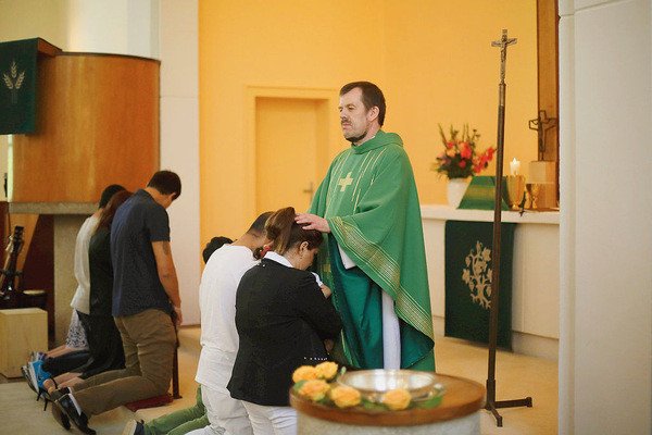 Χιλιάδες μετανάστες στην Ευρώπη ασπάζονται τον Χριστιανισμό για να πάρουν άσυλο [εικόνες] | iefimerida.gr 2