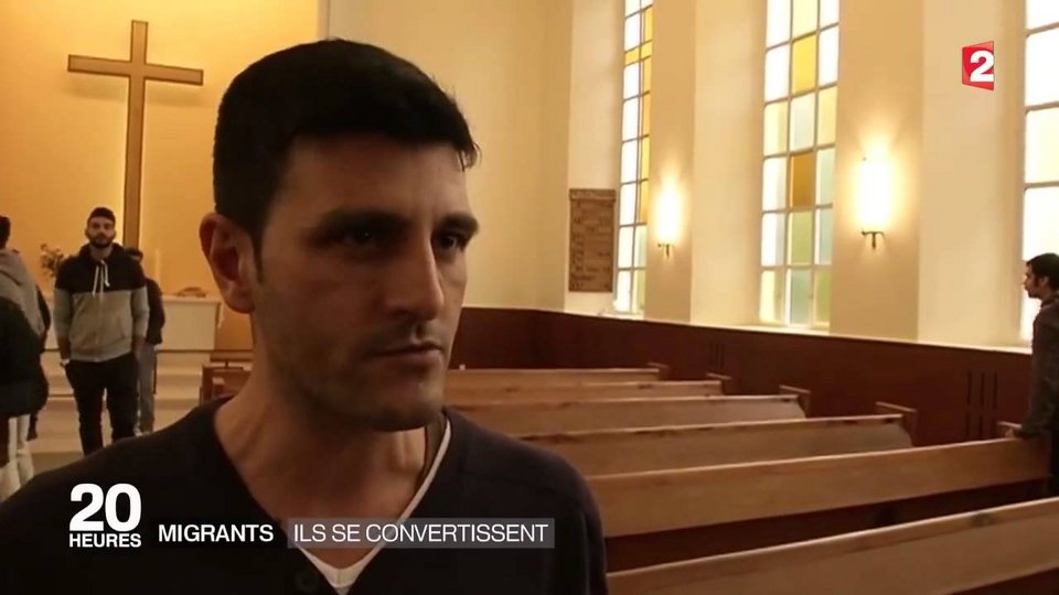 Χιλιάδες μετανάστες στην Ευρώπη ασπάζονται τον Χριστιανισμό για να πάρουν άσυλο [εικόνες] | iefimerida.gr 3