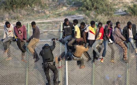 Αφρικανοί μετανάστες περνούν στην Ισπανία σκαρφαλώνοντας σε φράχτες 6 μέτρων [εικόνες]  | iefimerida.gr 0