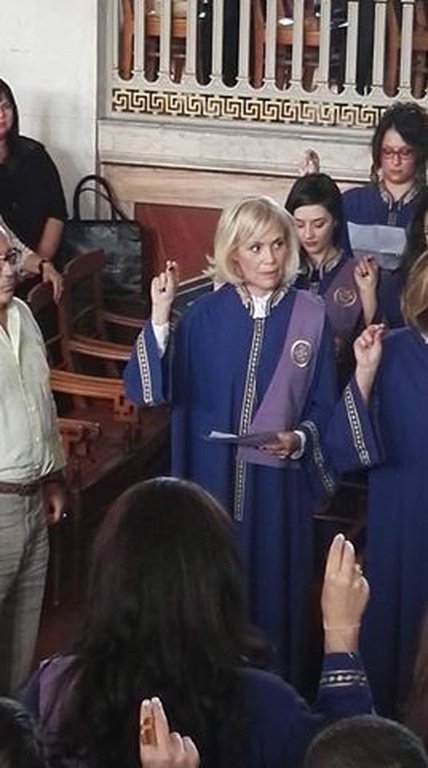 Η Κωνσταντίνα Μιχαήλ πήρε το πτυχίο της στην Θεολογία [εικόνες] | iefimerida.gr 1