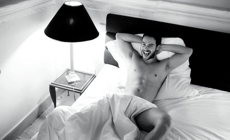 Πρωταγωνιστής του Μπρούσκο φωτογραφίζεται ολόγυμνος στο κρεβάτι του και ανάβει φωτιές [εικόνα] | iefimerida.gr 0