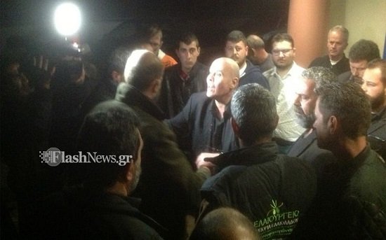 Αγρότες προπηλάκισαν τον Γιάννη Μιχελογιαννάκη στην Κρήτη [εικόνες & βίντεο] | iefimerida.gr 1