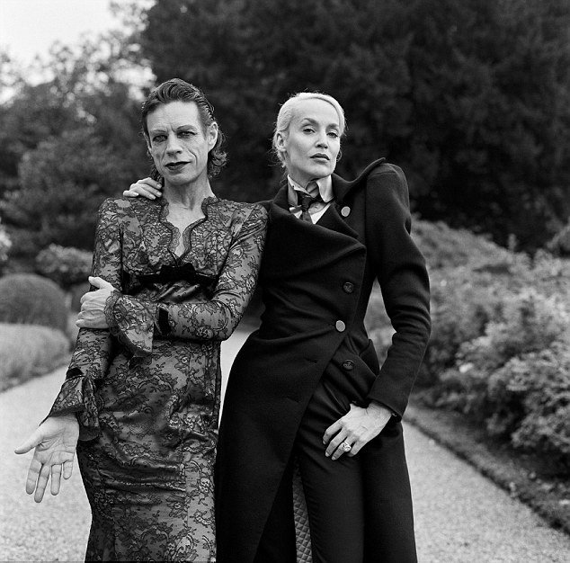  Μικ Τζάγκερ: Με δαντελένιο μαύρο φόρεμα στο πλευρό της Τζέρι Χολ [εικόνα]  | iefimerida.gr 0