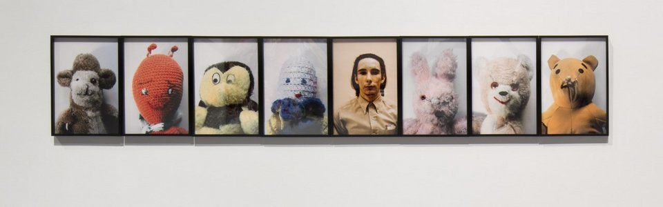 Mike Kelley: Ο εικαστικός που έκανε τέχνη τον Σούπερμαν και τις πάνινες κούκλες [εικόνες]  | iefimerida.gr 0