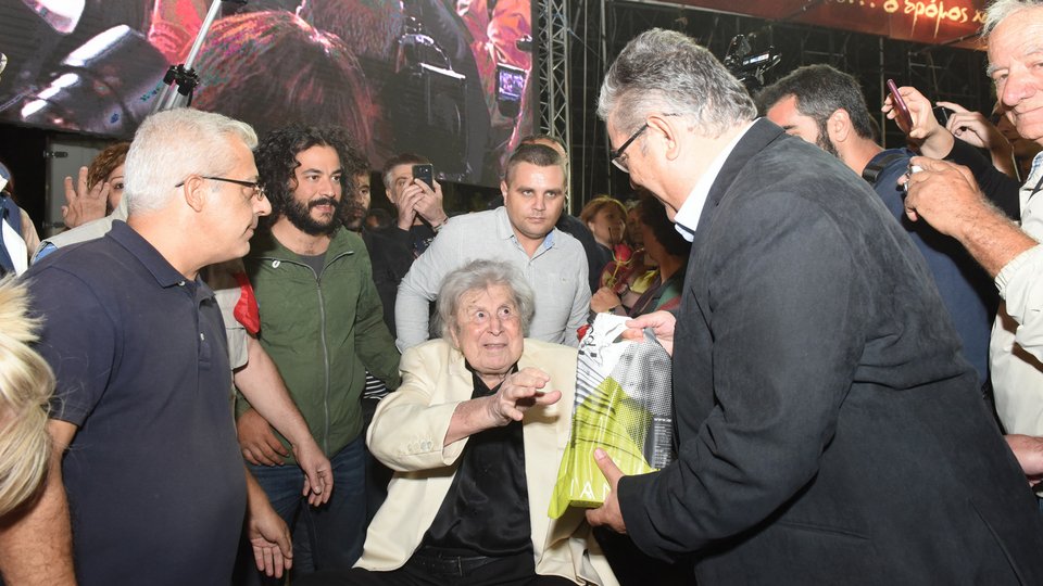 Στο Φεστιβάλ της ΚΝΕ ο Μίκης Θεοδωράκης -Τα δώρα που αντάλλαξε με τον Κουτσούμπα [εικόνες]  | iefimerida.gr 2