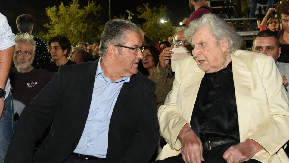 Στο Φεστιβάλ της ΚΝΕ ο Μίκης Θεοδωράκης -Τα δώρα που αντάλλαξε με τον Κουτσούμπα [εικόνες]  | iefimerida.gr 1