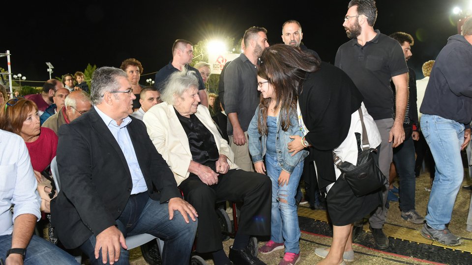 Στο Φεστιβάλ της ΚΝΕ ο Μίκης Θεοδωράκης -Τα δώρα που αντάλλαξε με τον Κουτσούμπα [εικόνες]  | iefimerida.gr 0