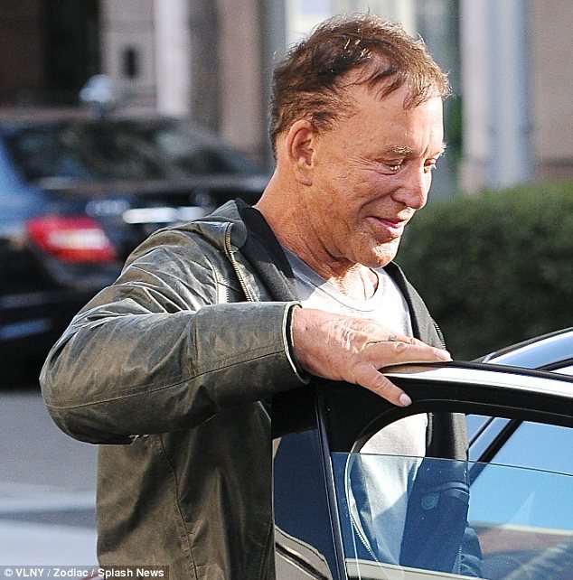 Αγνώριστος ο Μίκι Ρουρκ με κολάν έξω από γυμναστήριο [εικόνες] | iefimerida.gr 0