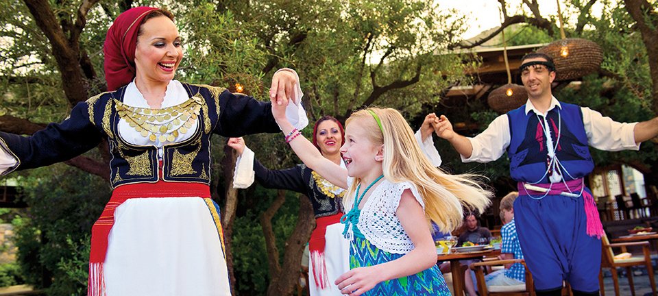 O Μίκυ φουστανελάς, η Μίνι σέρνει το χορό - Ελληνικό γλέντι στην Disneyland [εικόνες] | iefimerida.gr 1