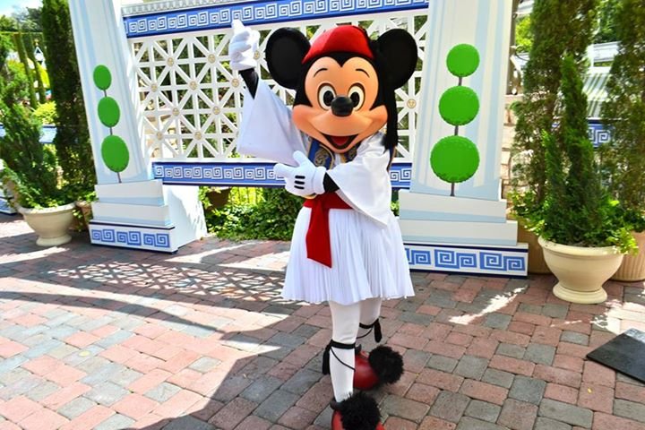 O Μίκυ φουστανελάς, η Μίνι σέρνει το χορό - Ελληνικό γλέντι στην Disneyland [εικόνες] | iefimerida.gr 2