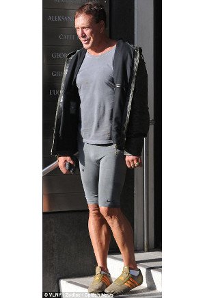 Αγνώριστος ο Μίκι Ρουρκ με κολάν έξω από γυμναστήριο [εικόνες] | iefimerida.gr 1