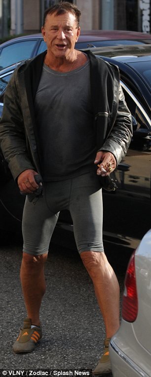 Αγνώριστος ο Μίκι Ρουρκ με κολάν έξω από γυμναστήριο [εικόνες] | iefimerida.gr 2