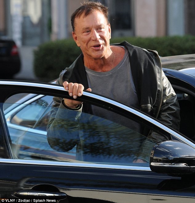 Αγνώριστος ο Μίκι Ρουρκ με κολάν έξω από γυμναστήριο [εικόνες] | iefimerida.gr 3